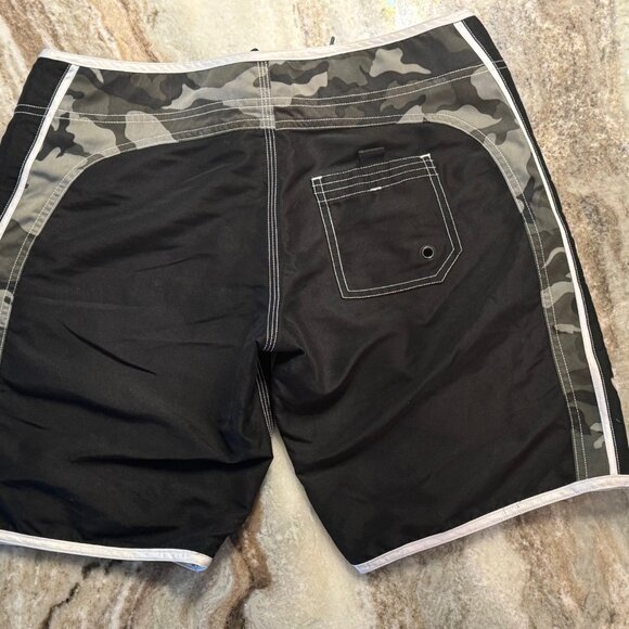 Maui Built women's board shorts - Picture 2 of 3